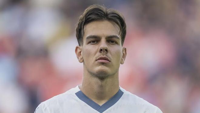 她在硬地上 她在硬地上